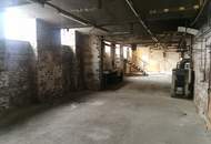 Ausstellungsraum, Werkstatt, Lager... Mietinteressenten vorhanden. Zusätzlich Wohnung oberhalb möglich.