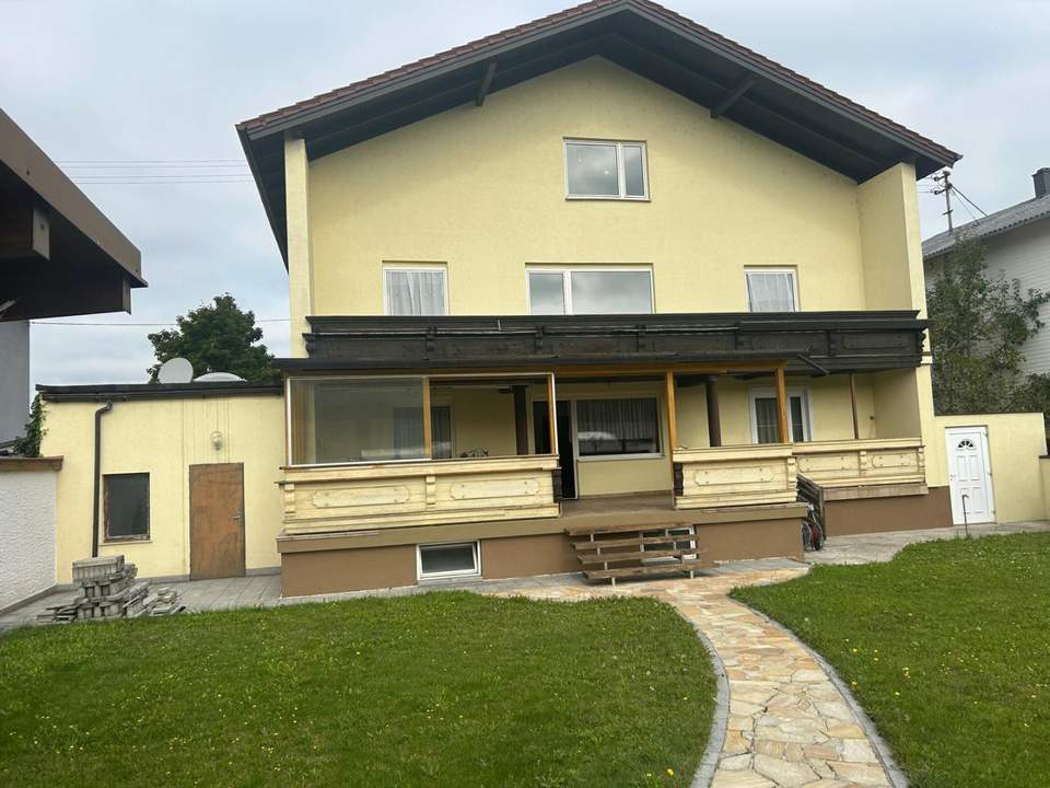 2 Familienhaus mit Pool und Outdoorküche/Poolhaus - Garage für 3 Autos -SOFORT VERFÜGBAR-DACHBODEN AUSBAUBAR