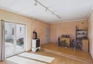 Ort der Kreativität - Ein Haus umgeben von Sandstein und viel Grün.
