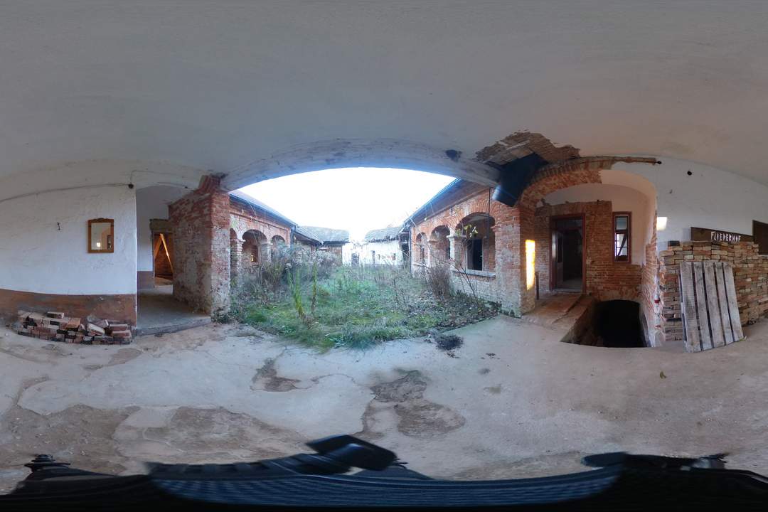 Traditioneller Vierkanthof im Dornröschenschlaf