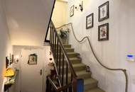 Eine Villa mit Wohnkultur, parkähnlichem Garten und Pool // A Villa of Distinction with Park-Like Garden and Pool //