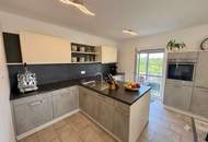 Modernes Wohnen im Grünen: Holzriegel-Einfamilienhaus mit Einliegerwohnung &amp; Traumblick auf 1.800m²