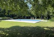 Stilvolles Haus in Bestlage von Wiener Neustadt – Großes Grundstück mit Pool, Altbaumbestand &amp; großer Garage