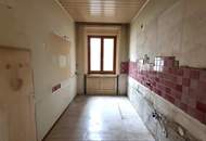 URBAN-LORITZ-PLATZ: Sanierungsbedürftige 3-Zimmer-Altbauwohnung mit Balkon