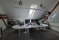 Moderne Geschäftsfläche mit Empfangsbereich und separatem Zimmer