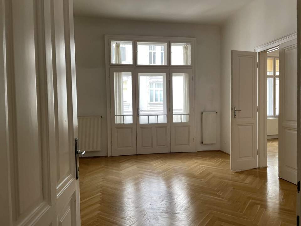 UNBEFRISTET: 4 Zimmer Wohnung mit kleiner Freifläche ab NOVEMBER