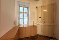 ROHDIAMANT IN TOPLAGE! U6 DIREKT. SANIERUNGSBEDÜRFTIGE 3,5 ZIMMER. FISCHGRÄTPARKETT.