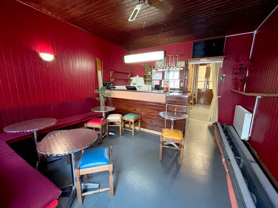 Geschäftslokal - Gastraum mit Bar - möbliert - keine Ablöse