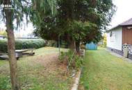 Bungalow in Siedlungsrandlage mit sensationellem Garten und Sauna-Bereich