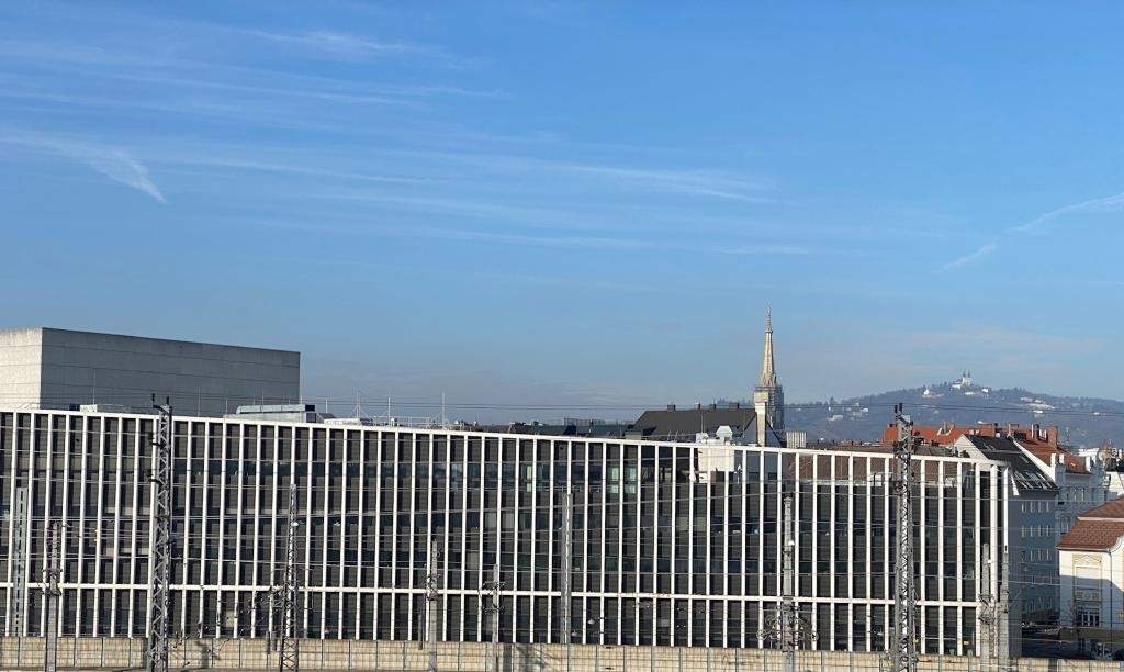 Helle 3-Zimmer-Maisonette-Wohnung mit Balkon &amp; Dachterrasse - verfügbar ab Juni 2026