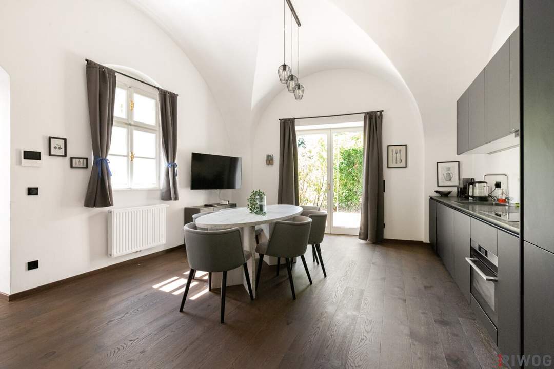 115,42 m² Design-Altbau mit Gewölben & Eigengarten-Terrasse sowie Poolnutzung – elegante Wohnküche, XL-Regendusche