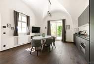 115,42 m² Design-Altbau mit Gewölben & Eigengarten-Terrasse sowie Poolnutzung – elegante Wohnküche, XL-Regendusche