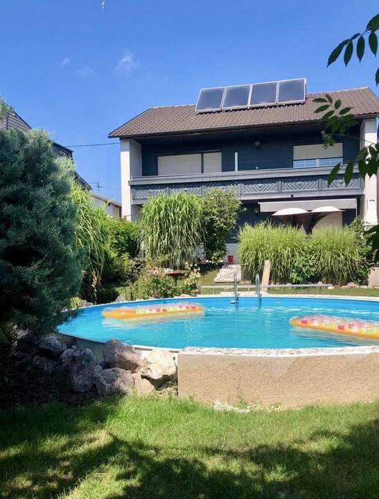 GROßZÜGIGES EINFAMILIENHAUS IN PASCHING: VIEL PLATZ, POOL &amp; KRISENSICHERE ENERGIETECHNIK IM ZENTRALRAUM