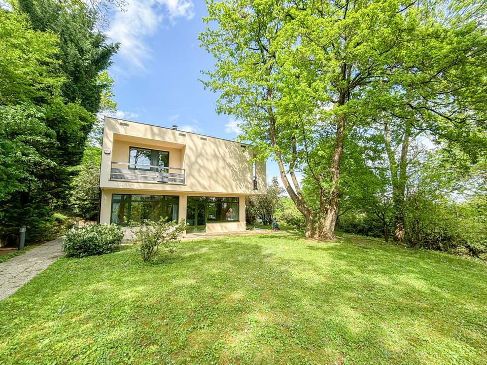 Exklusive Bauhaus-Villa mit Parkgarten & Pool am Waldrand