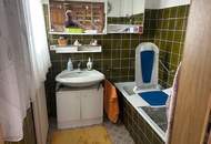 2 bis 3 Familienhaus mit Vollkeller, mit 4 Garagen, Brunnen und Werkstatt - sehr viel Wohnraum- 4 Bäder