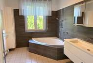 Vermietete Wohnung und Büroräumlichkeiten inkl. Garagen + Swimmingpool