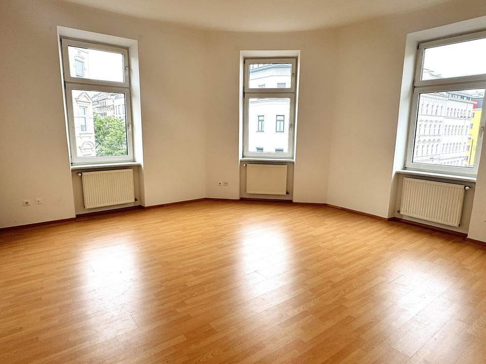 SONNIGE ALTBAUMIETE MIT 2 GETRENNT BEGEHBAREN ZIMMERN