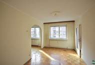 Stadtnah wohnen, individuell gestalten: 3-Zimmer-Sanierungsobjekt mit Südloggia
