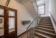 Entwicklungswürdige Stilaltbauwohnung in toller Lage! Verwirklichen Sie Ihren Altbautraum!