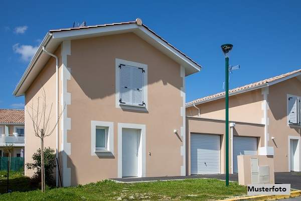 Einfamilien-Doppelhaushälfte mit Garten, Carport und Terrasse