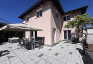Tolles Zweifamilienhaus mit Einliegerwohnung, sonniger Terrasse, Keller, Doppelgarage und Pool!