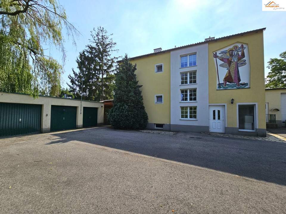 Wohnhaus mit 2.200m² großem Grundstück, Halle und Garagen