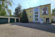 Wohnhaus mit 2.200m² großem Grundstück, Halle und Garagen