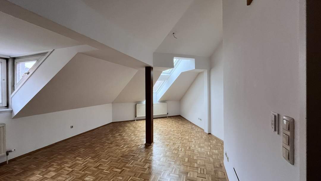 Helle 2-Zimmer-Wohnung mit Galerie in bester Lage! Ab sofort verfügbar!