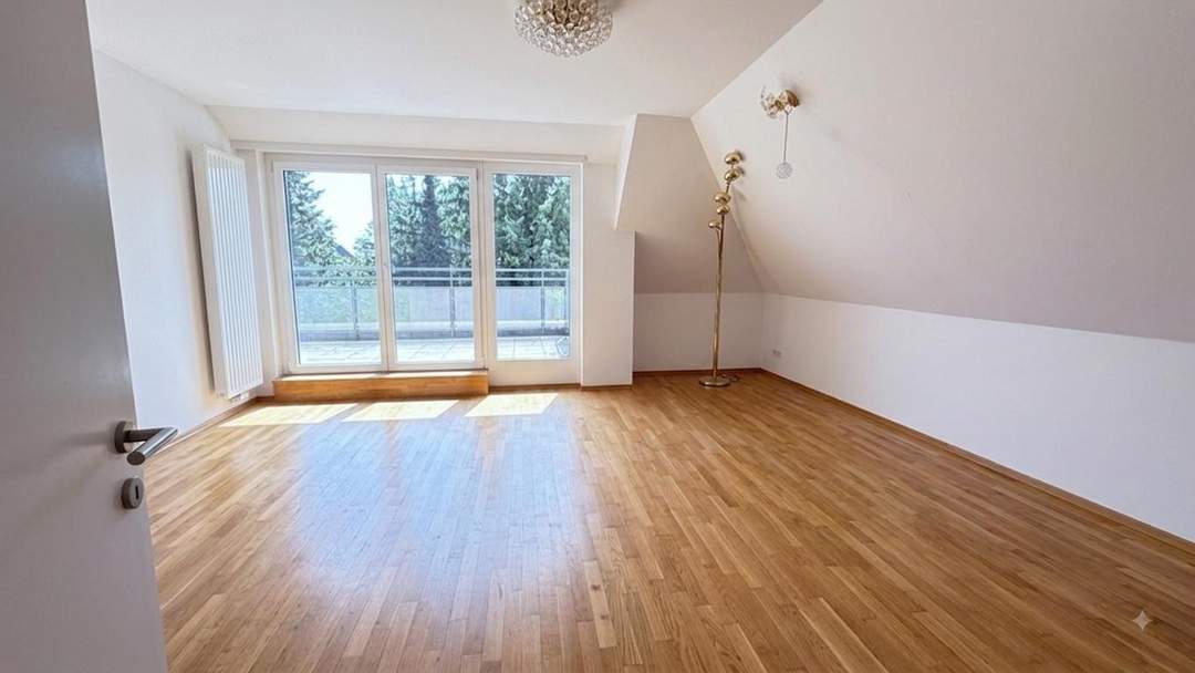 Oswaldgasse: Oberstes Stockwerk, 18m² TERRASSE und hofseitig ruhig! Klimaanlage!