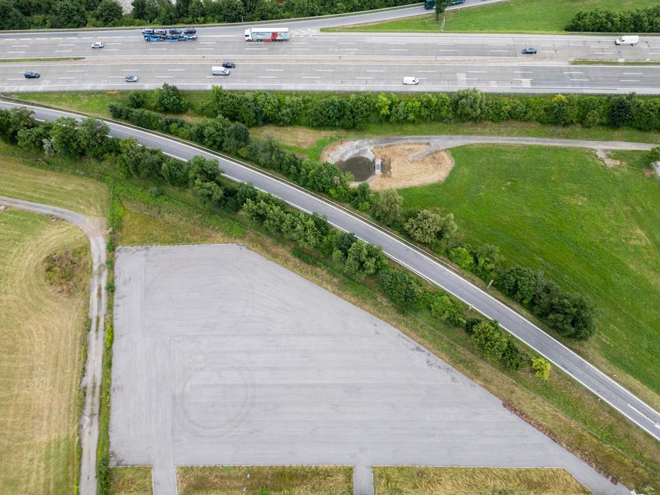 Direkt an der A1 alles Asphaltiert