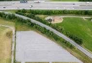 Direkt an der A1 alles Asphaltiert