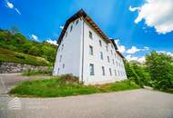 Sanierungsbedürftiges Wohnhaus mit 24 Wohneinheiten in Hanglage