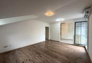 Unbefristete 3-Zimmer-DG-Wohnung mit Balkon und Grünblick // 3-Room Attic Apartment for Rent on an Unlimited Lease, with Balcony and Green Views //