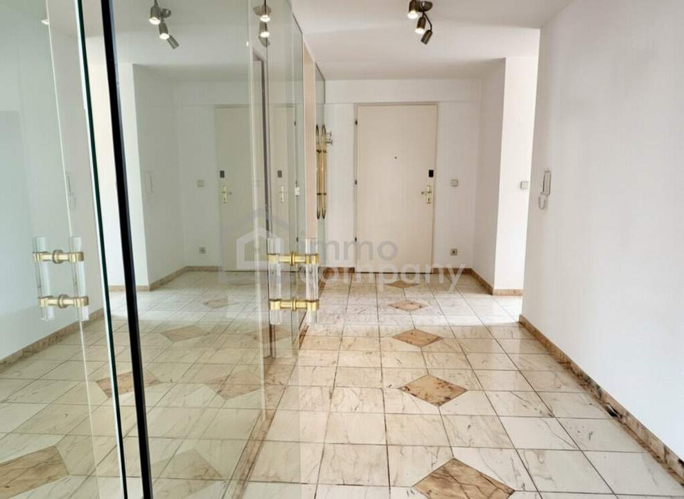 Bregenz - Zentrale Innenstadtlage, auf fast 90 m2 Wohnfläche, 3. Stock, Aussicht von 2 Balkonen auf die Dächer der Stadt.