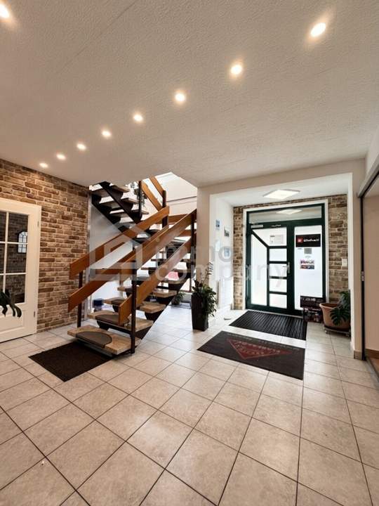 Großzügiges Lager mit Freifläche in Mönchhof, 3582m², teilrenoviert, 6 Stellplätze, €850.000