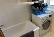 Seltene Gelegenheit in begehrter Lage! Gemütliche 2-Zimmer Wohnung mit bodentiefen Fenstern, praktischem Abstellraum UND kostengünstigem Parkplatz direkt vor der Haustüre!