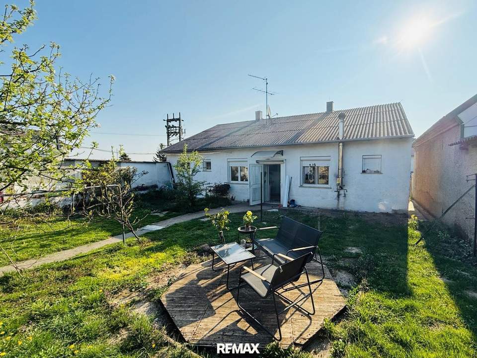 Einfamilienhaus mit Garten, Einfahrt & Nebengebäuden