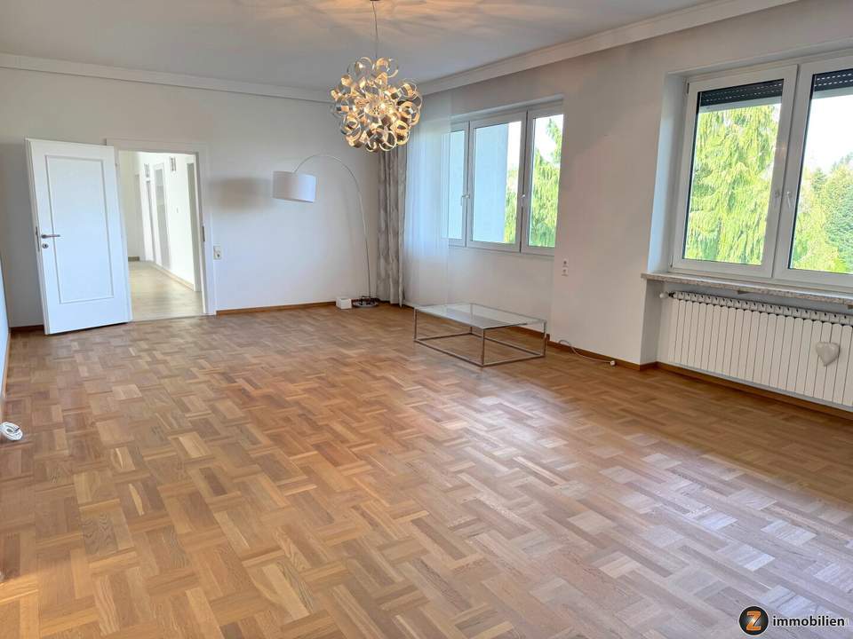 Großzügige Haushälfte mit 8 Zimmern, 2 Garagen, Pool und großem Garten