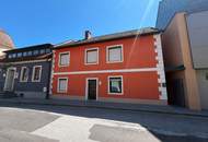 Stadthaus mit Geschäftsräumen, Wohneinheit, Garage und Stellplätzen – für Eigennutzer und Anleger