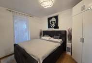 Neuwertige Eigentumswohnung mit Eigengarten sowie eine private Dachterrasse und zwei Garagenparkplätze.