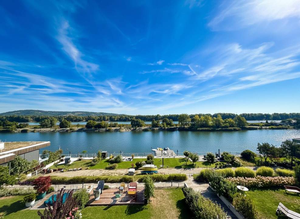 ERSTBEZUG MIT BADESTEG AM WASSER: Ruhelage mit Fernblick über die Donau I großzügige Terrassen & geräumige Wohnküche I zwei Garagenplätze