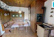 Bauernhaus mit grünem Gartenidyll und Naturpool