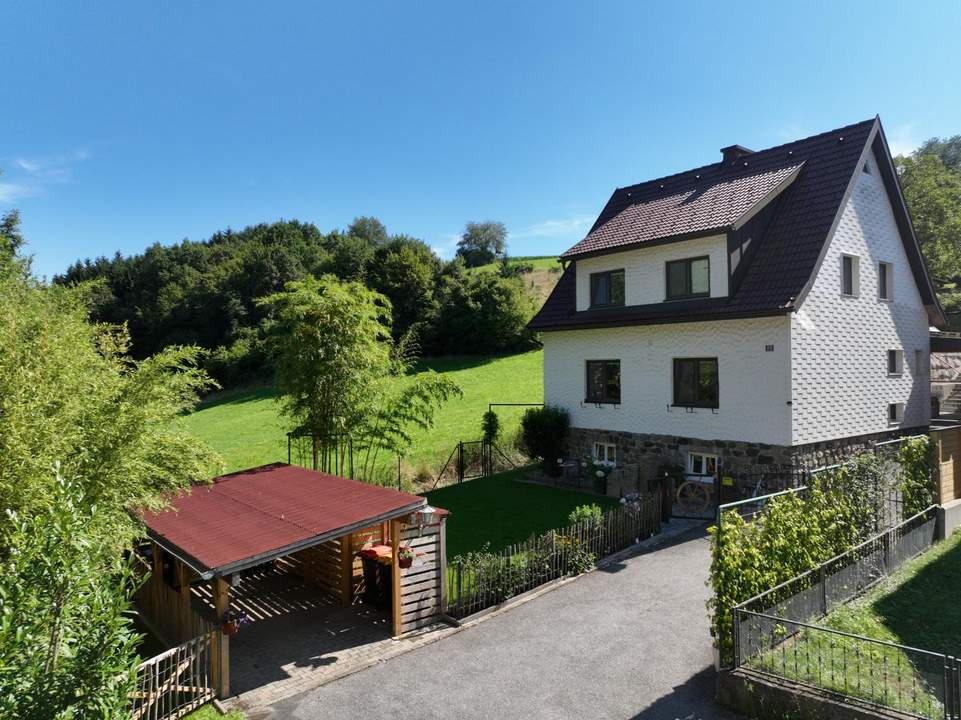 Schmuckes Haus mit Garten und Pool in Grünruhelage