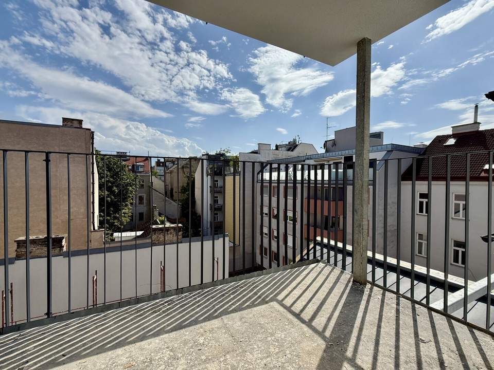 Ca. 12² Außenfläche südlich ausgerichte &amp; Innenhoflaget I Erstbezug nach Kernsanierung I U-Bahn Nähe I Luftwärmepumpe inkl. Kühlung I