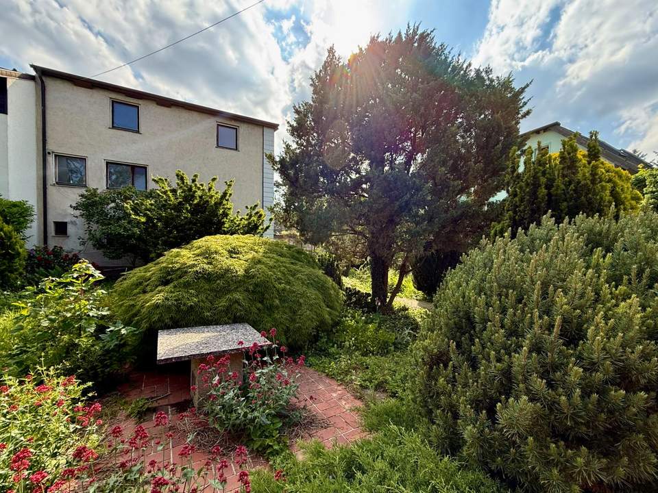 Gartenparadies in absoluter Ruhelage mit Ein-Mehrfamilienhaus