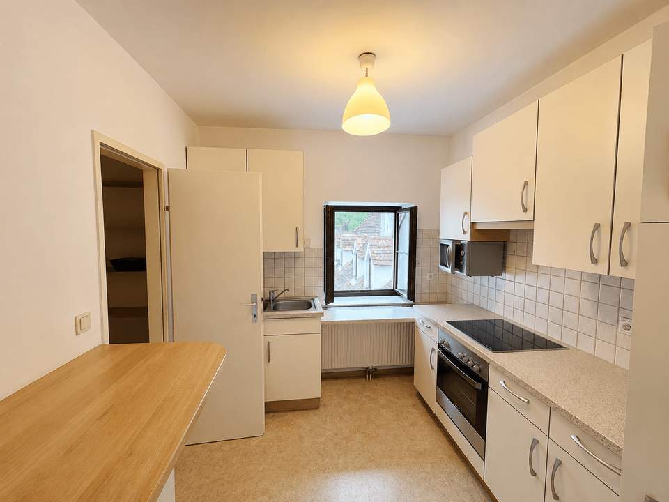 Gepflegte 3-Zimmer-Wohnung mit Einbauküche & Stellplatz in idyllischer Lage von Krems