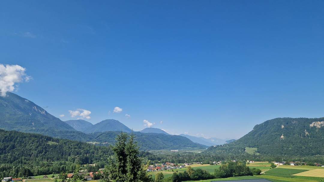 Wohnhaus( Ferienhaus) in traumhafter erhöhter Aussichtslage mit großem sonnigen Grundstück und eigener Quelle