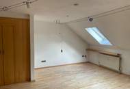 Miete: 2-Zimmer-Dachgeschosswohnung mit guter Anbindung