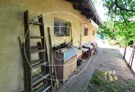 Großes Eckgrundstück mit renovierungsbedürftigem Haus!