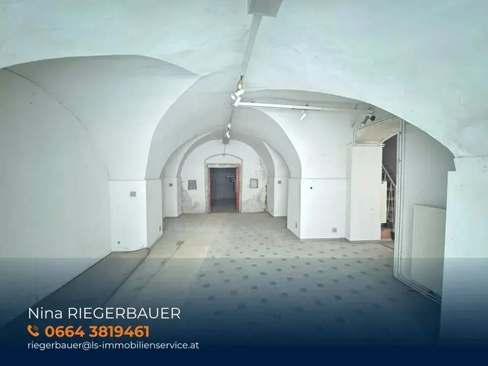 Praktischer Lagerraum mit Altbauflair und zwei Schaufenster zur Michaeligasse